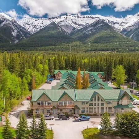 Banff Wood Lodge Канмор Екстериор снимка