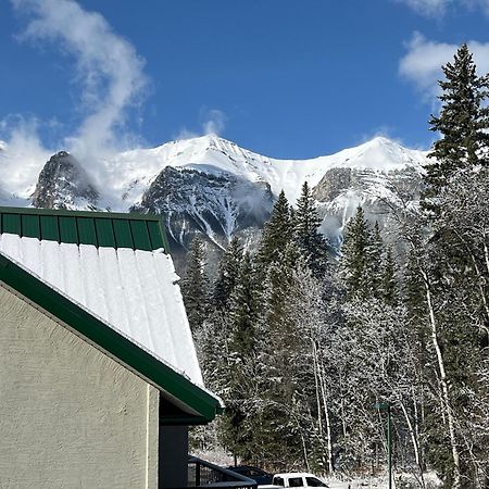 Banff Wood Lodge Канмор Екстериор снимка