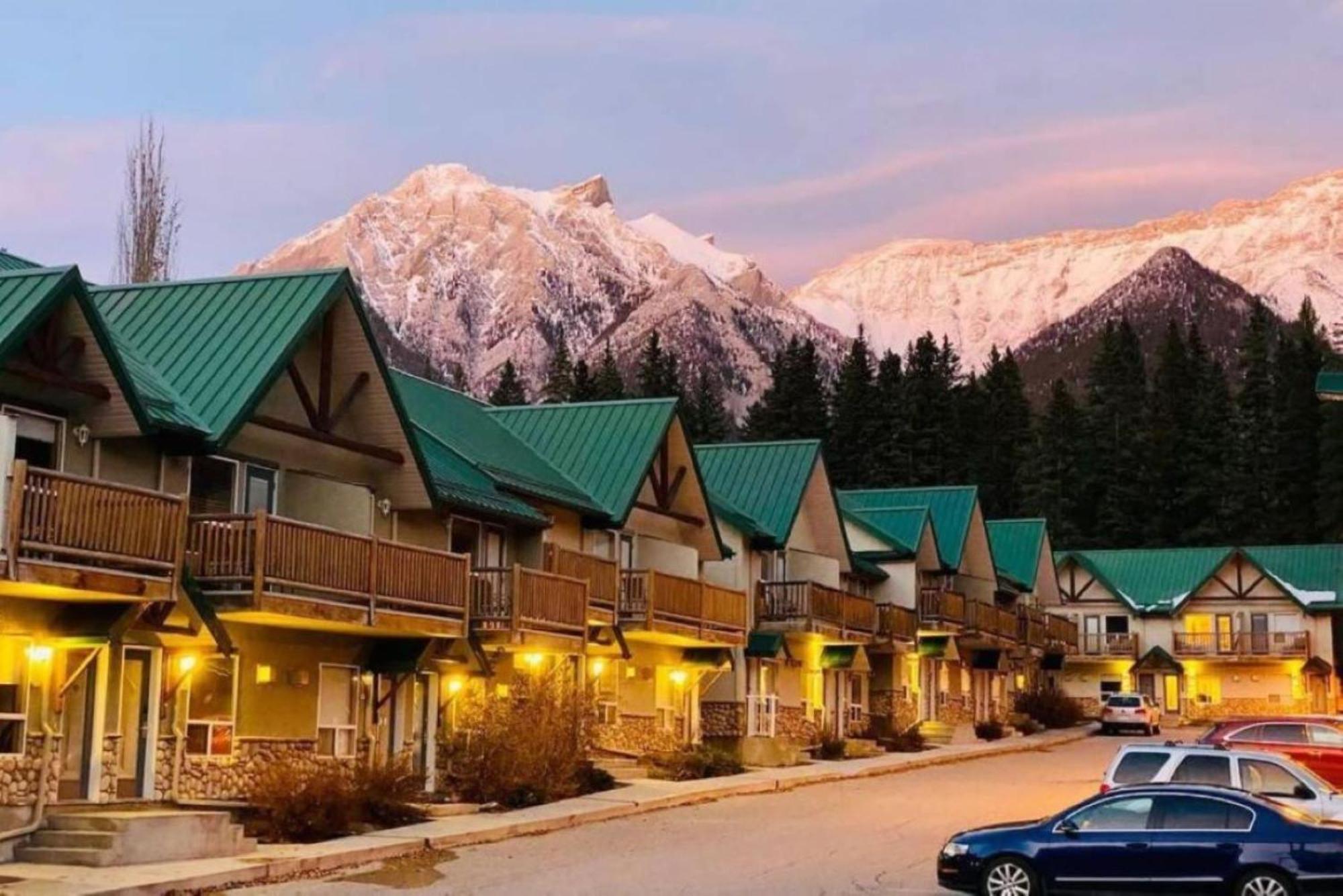 Banff Wood Lodge Канмор Екстериор снимка