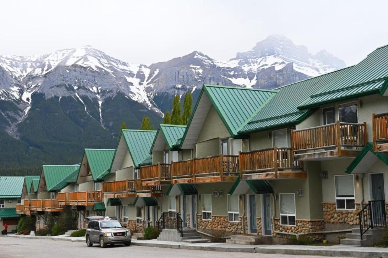 Banff Wood Lodge Канмор Екстериор снимка