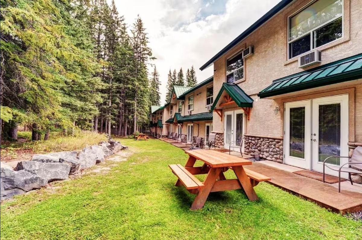 Banff Wood Lodge Канмор Екстериор снимка