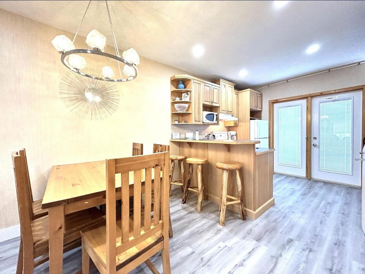 Banff Wood Lodge Канмор Екстериор снимка