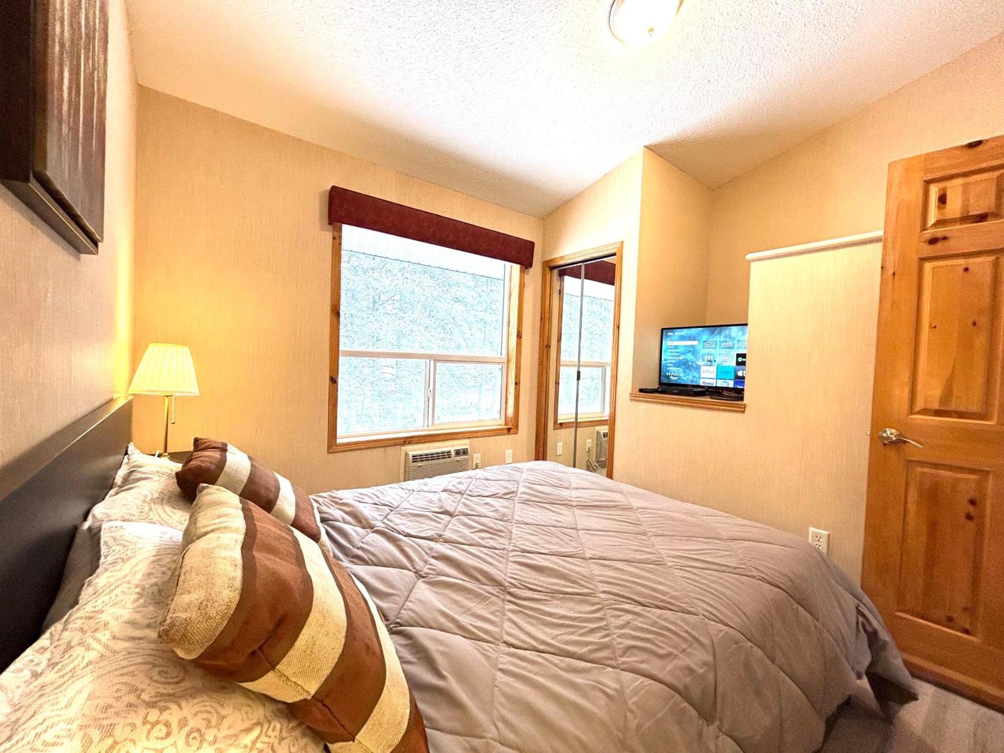 Banff Wood Lodge Канмор Екстериор снимка
