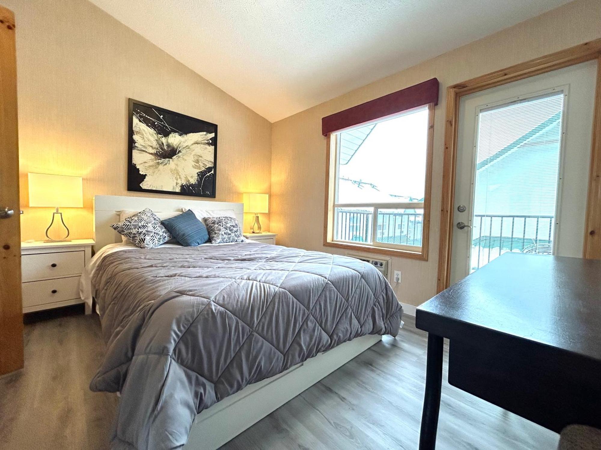 Banff Wood Lodge Канмор Екстериор снимка