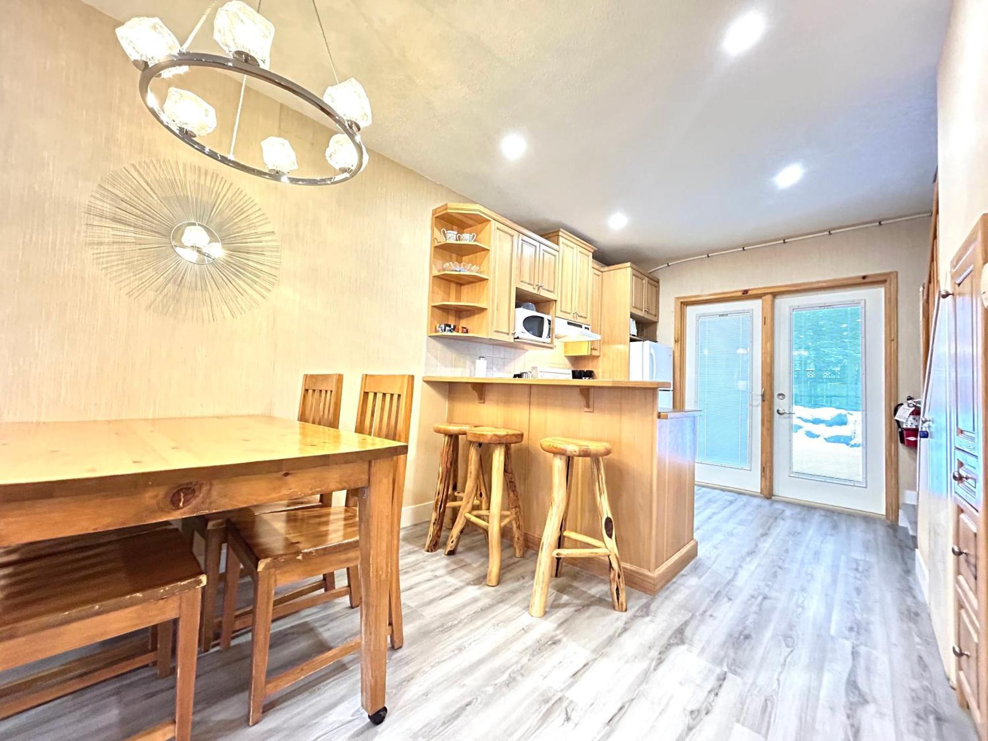 Banff Wood Lodge Канмор Екстериор снимка