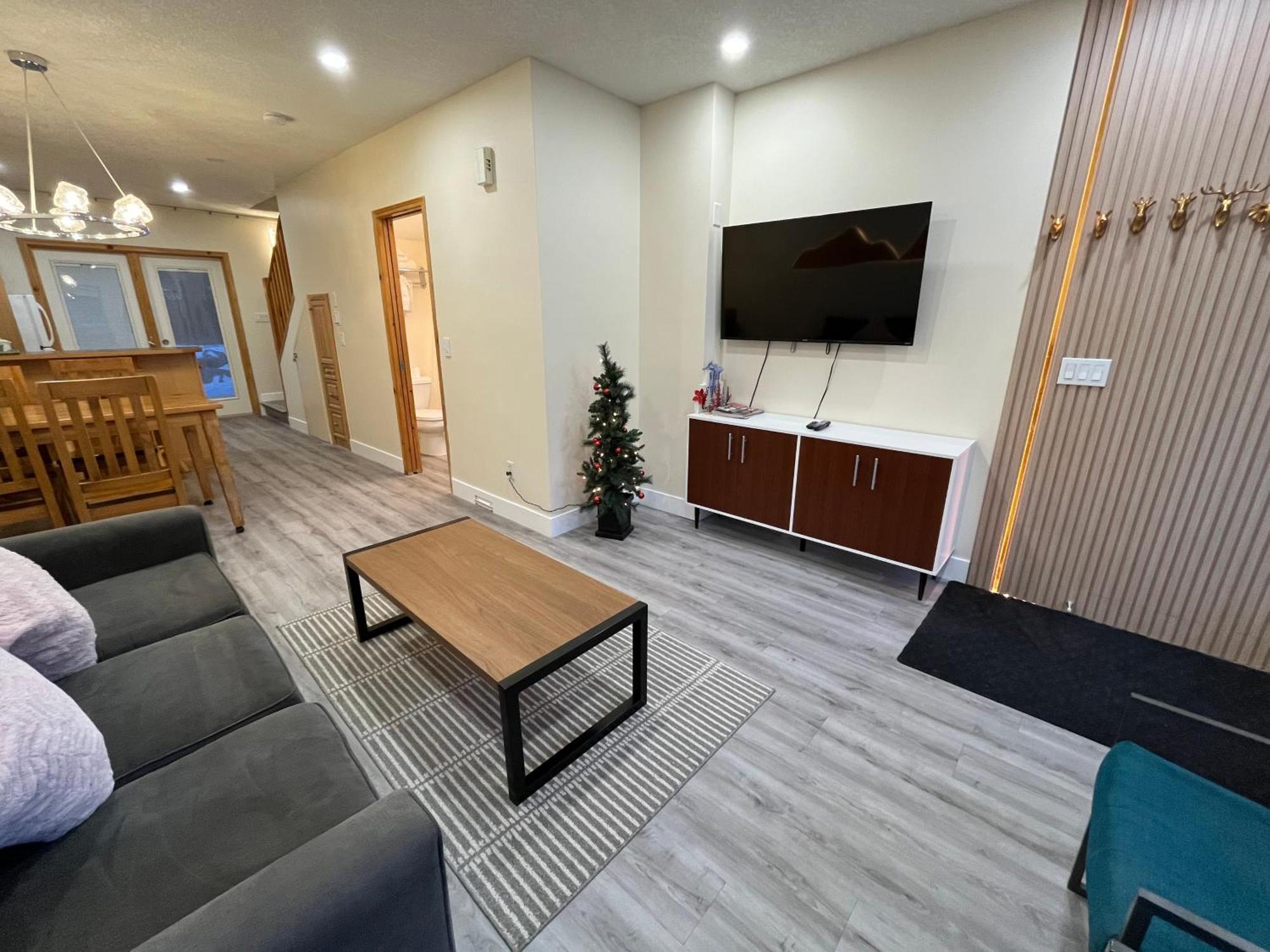Banff Wood Lodge Канмор Екстериор снимка