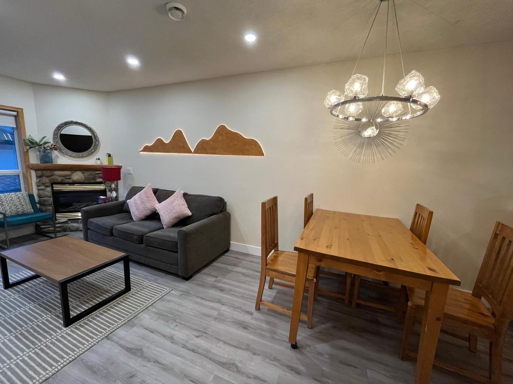 Banff Wood Lodge Канмор Екстериор снимка