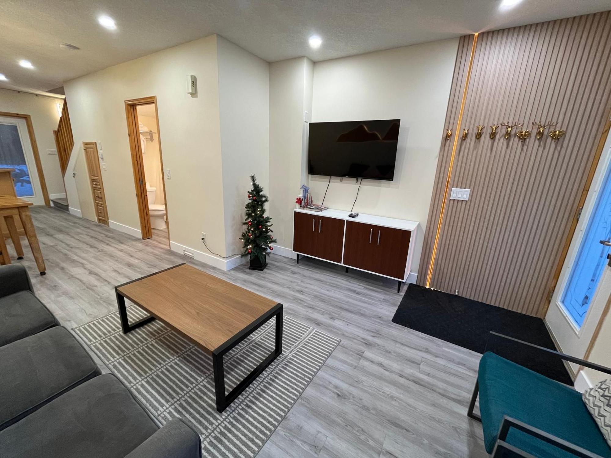 Banff Wood Lodge Канмор Екстериор снимка
