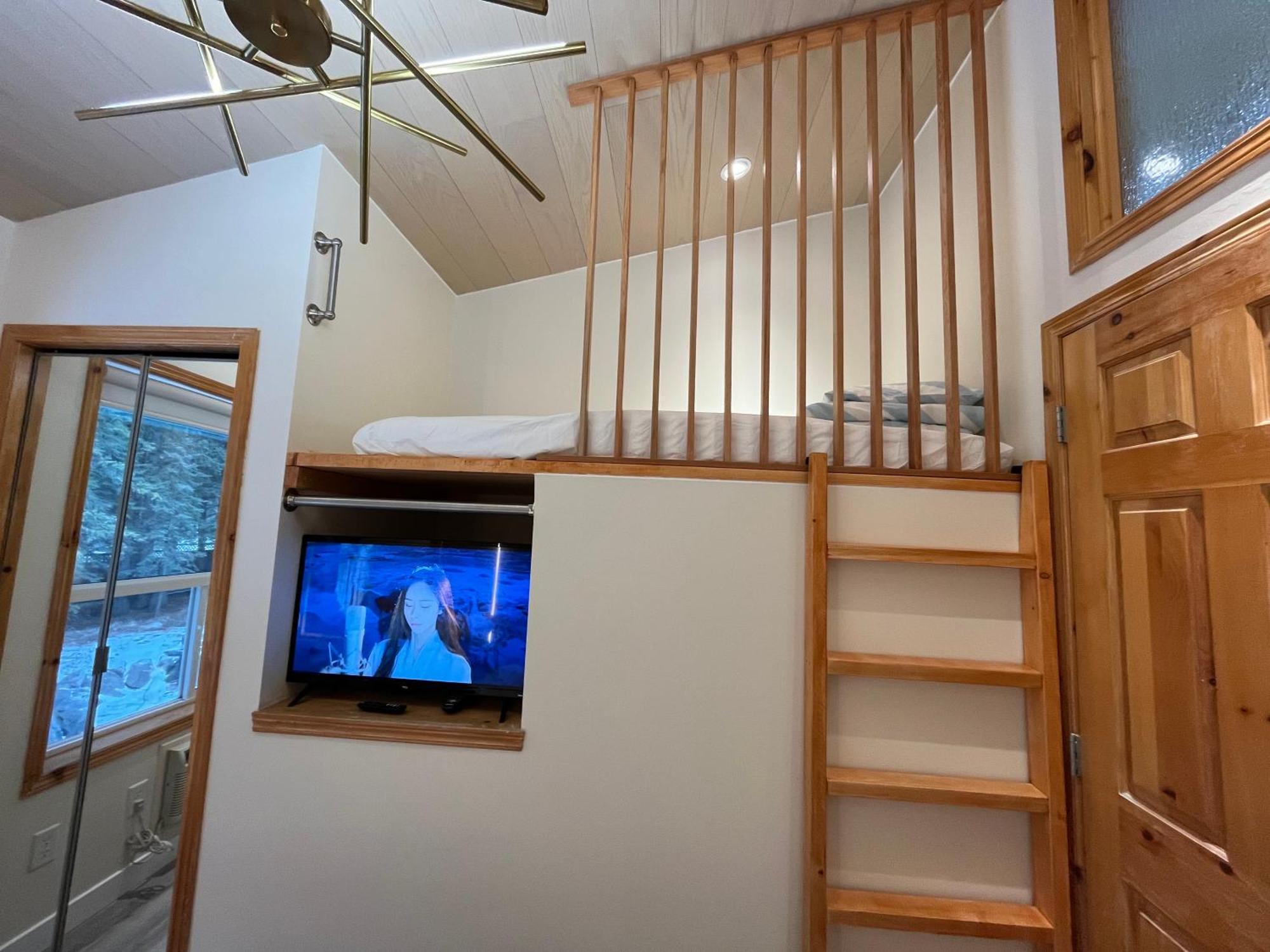 Banff Wood Lodge Канмор Екстериор снимка