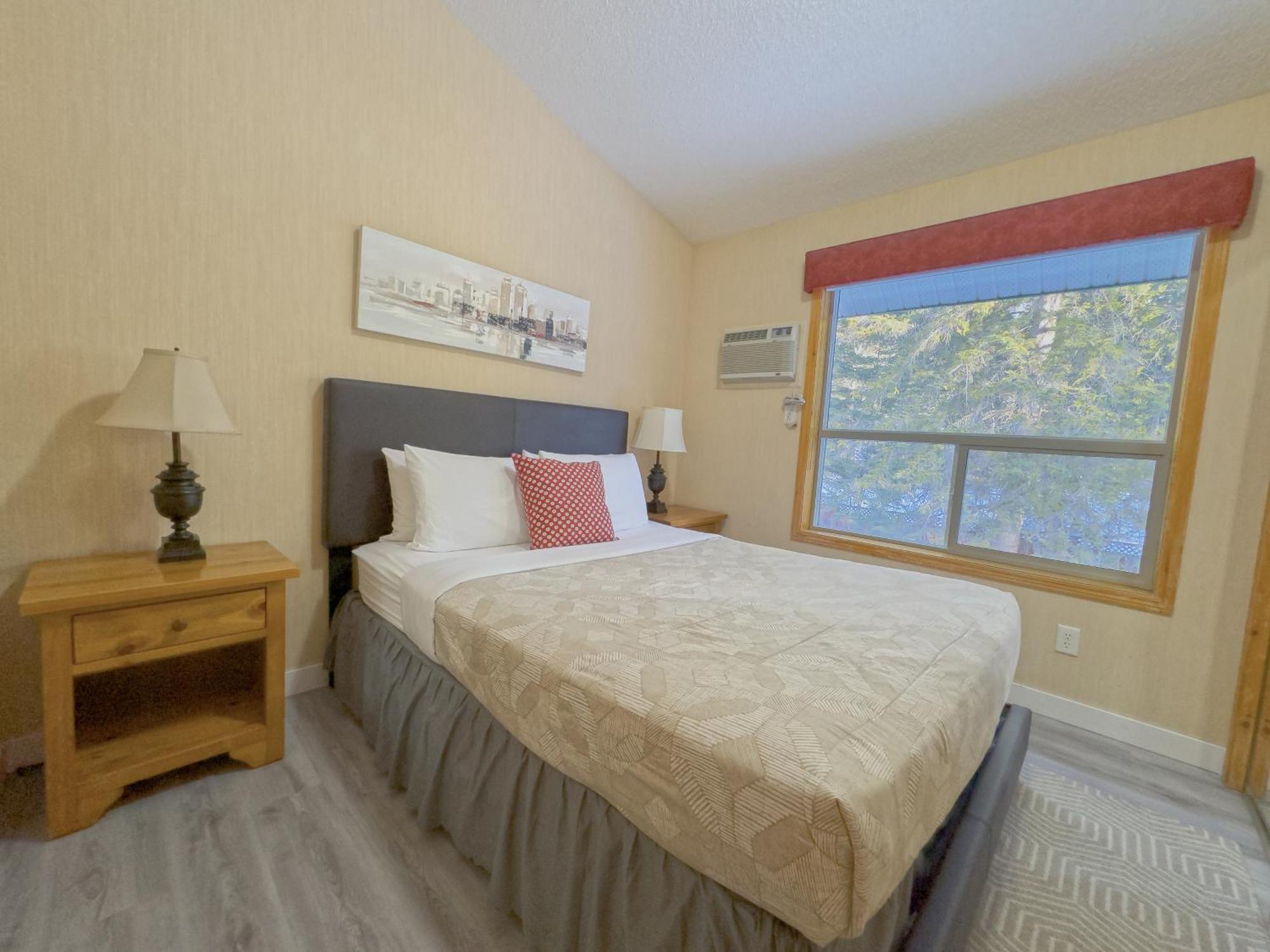 Banff Wood Lodge Канмор Екстериор снимка