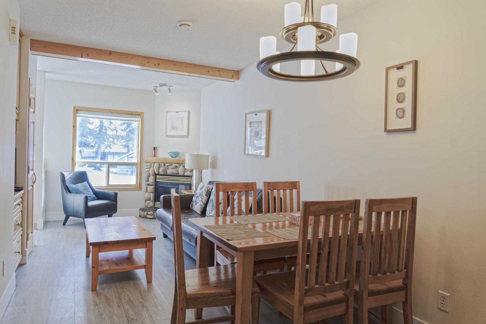 Banff Wood Lodge Канмор Екстериор снимка