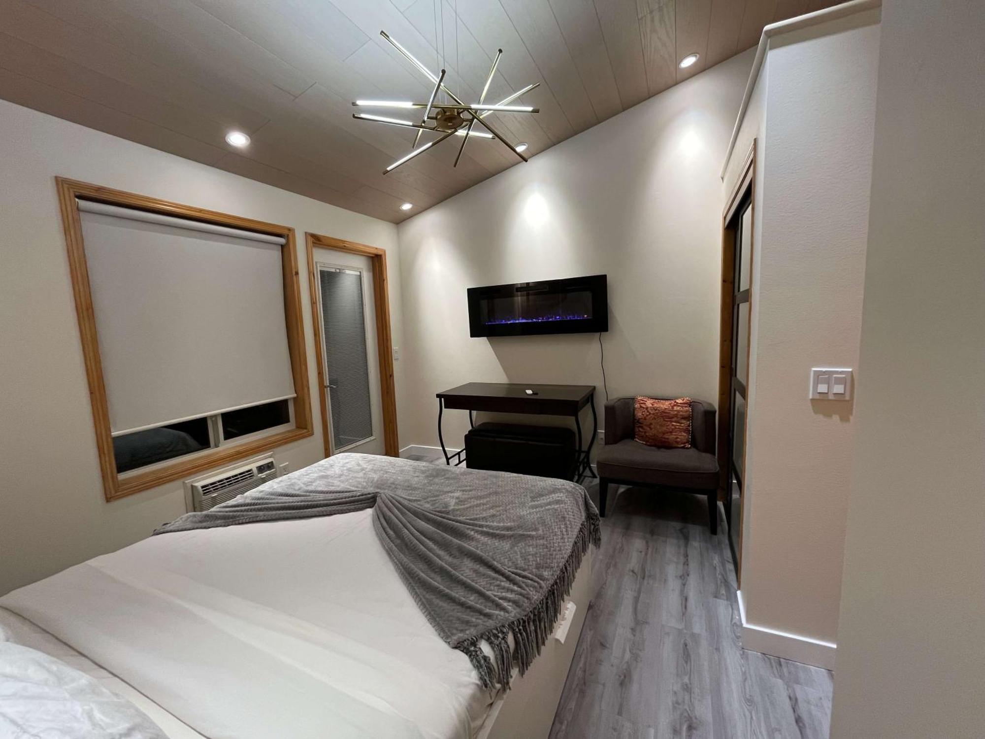 Banff Wood Lodge Канмор Екстериор снимка