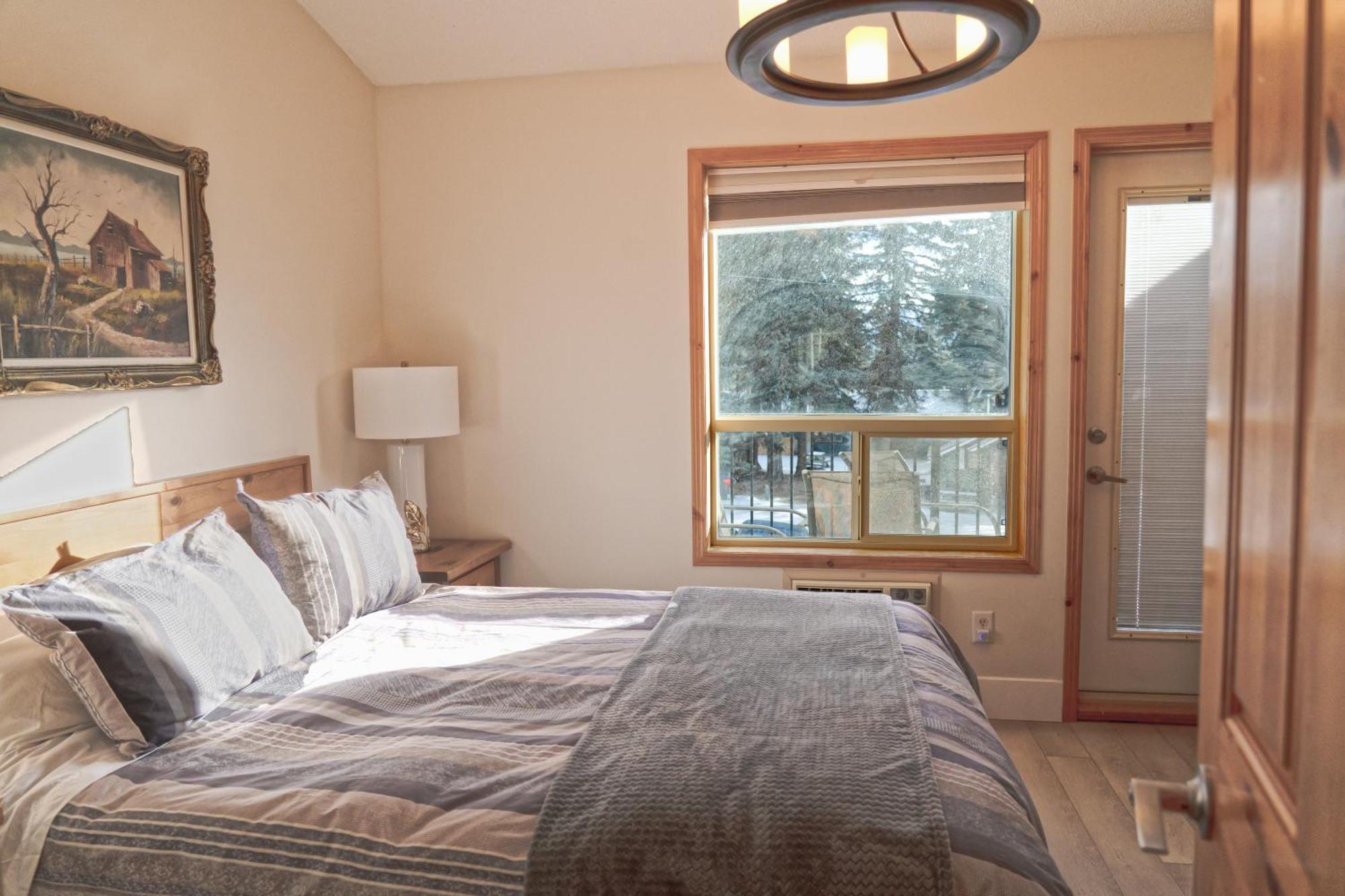 Banff Wood Lodge Канмор Екстериор снимка