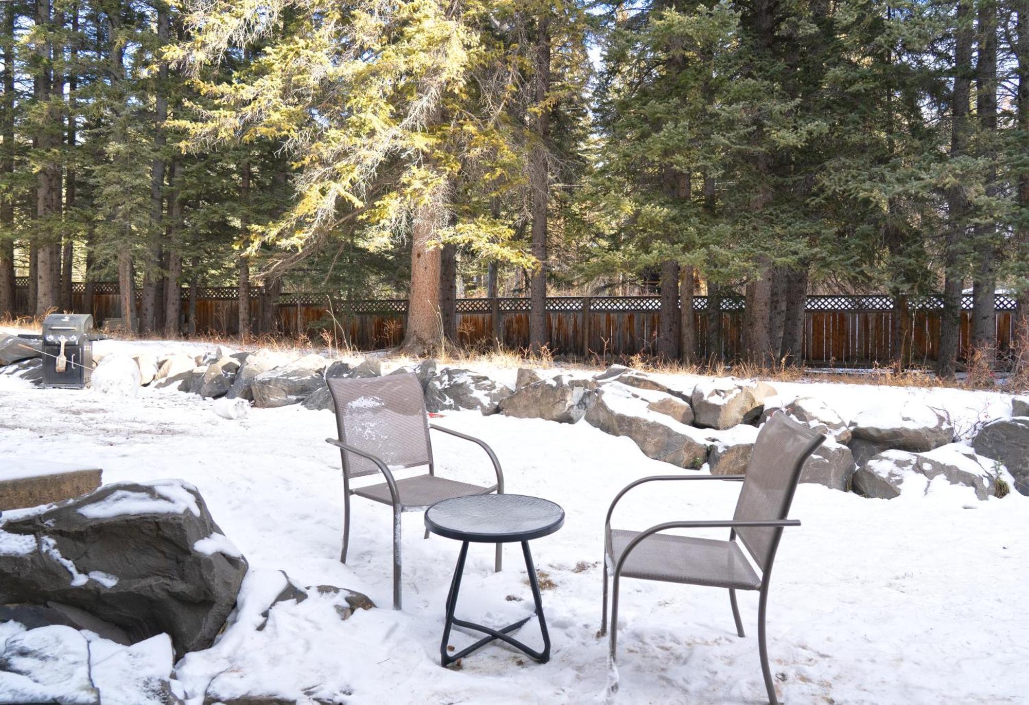 Banff Wood Lodge Канмор Екстериор снимка