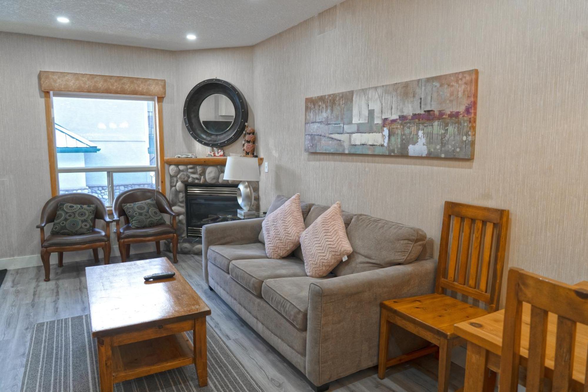 Banff Wood Lodge Канмор Екстериор снимка