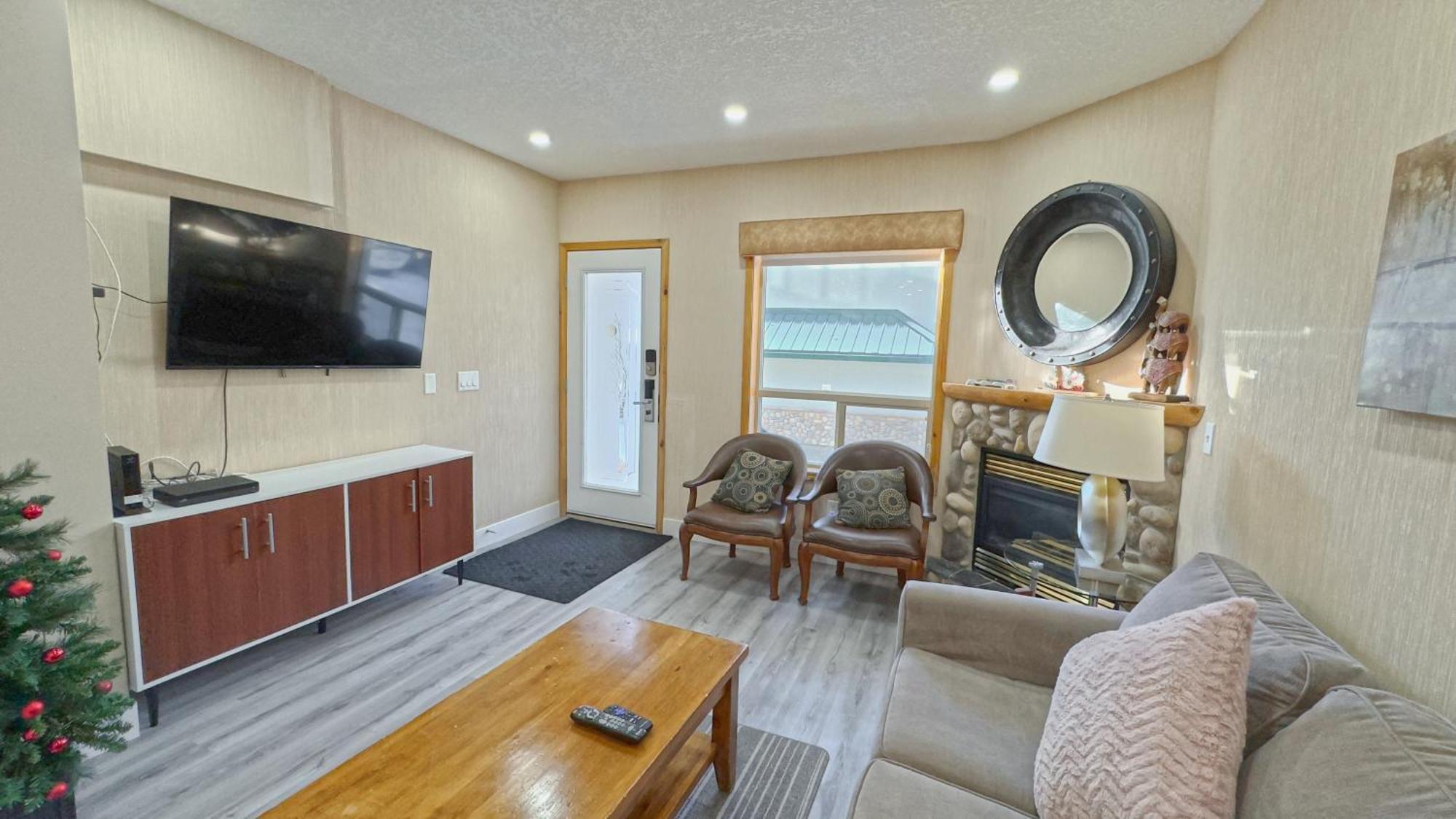 Banff Wood Lodge Канмор Екстериор снимка