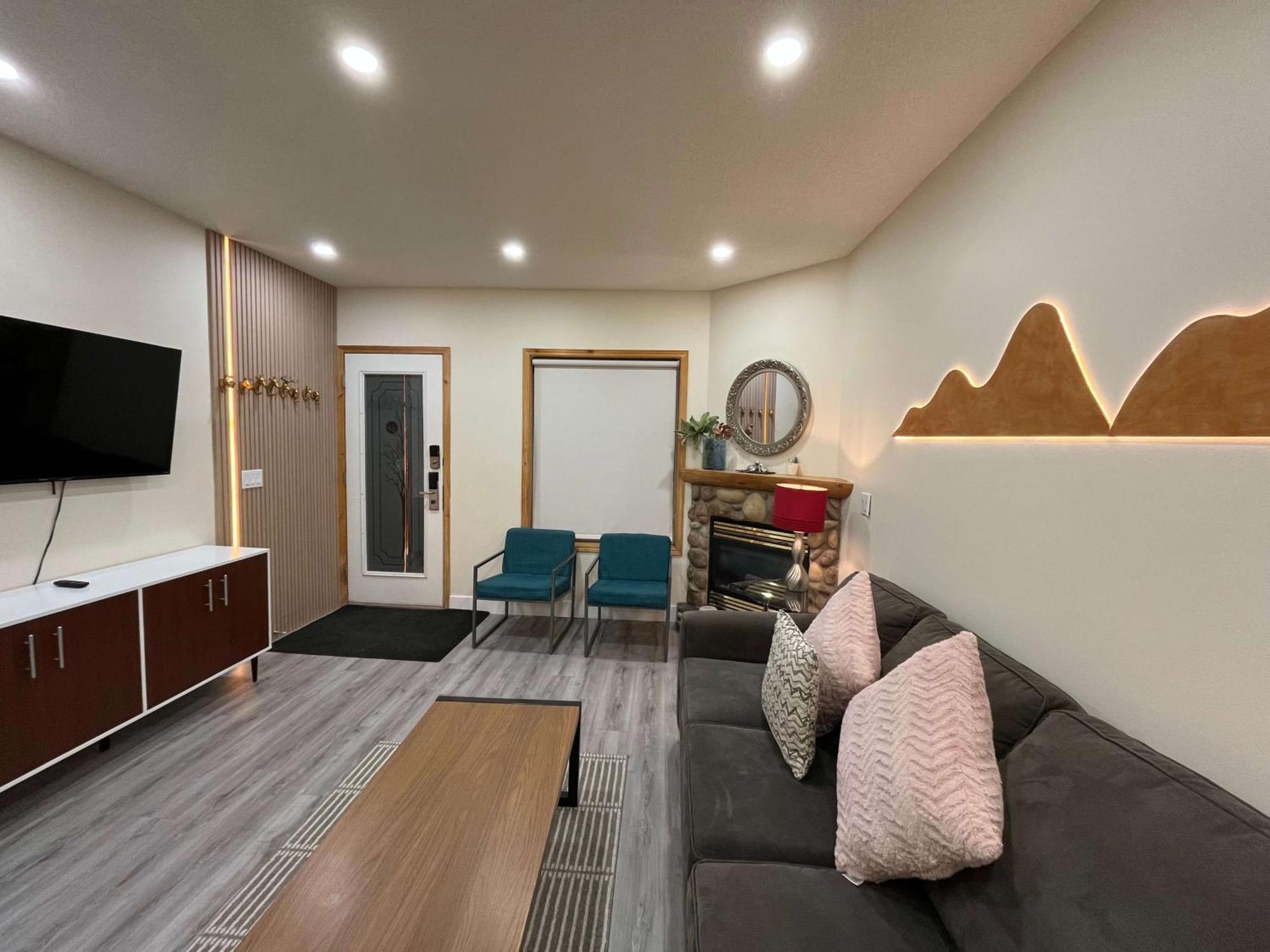 Banff Wood Lodge Канмор Екстериор снимка