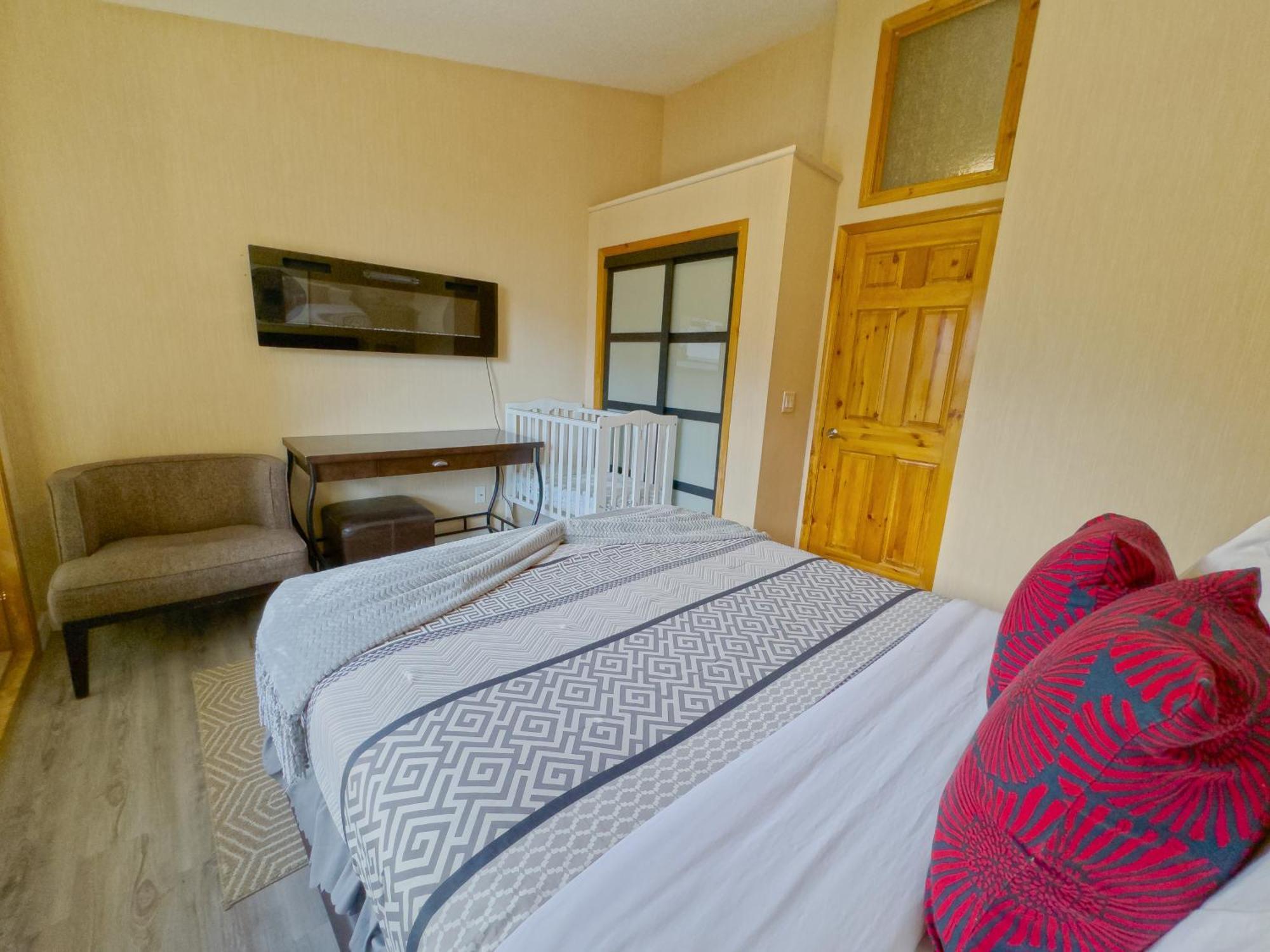 Banff Wood Lodge Канмор Екстериор снимка