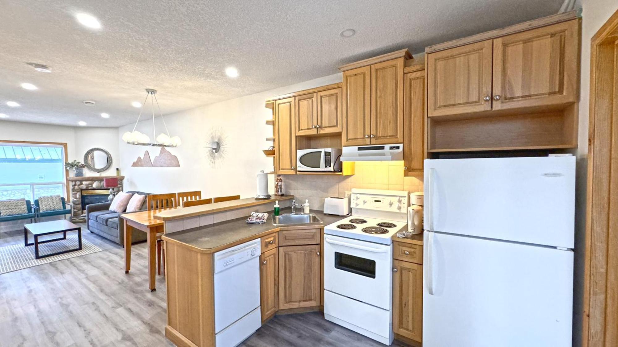 Banff Wood Lodge Канмор Екстериор снимка