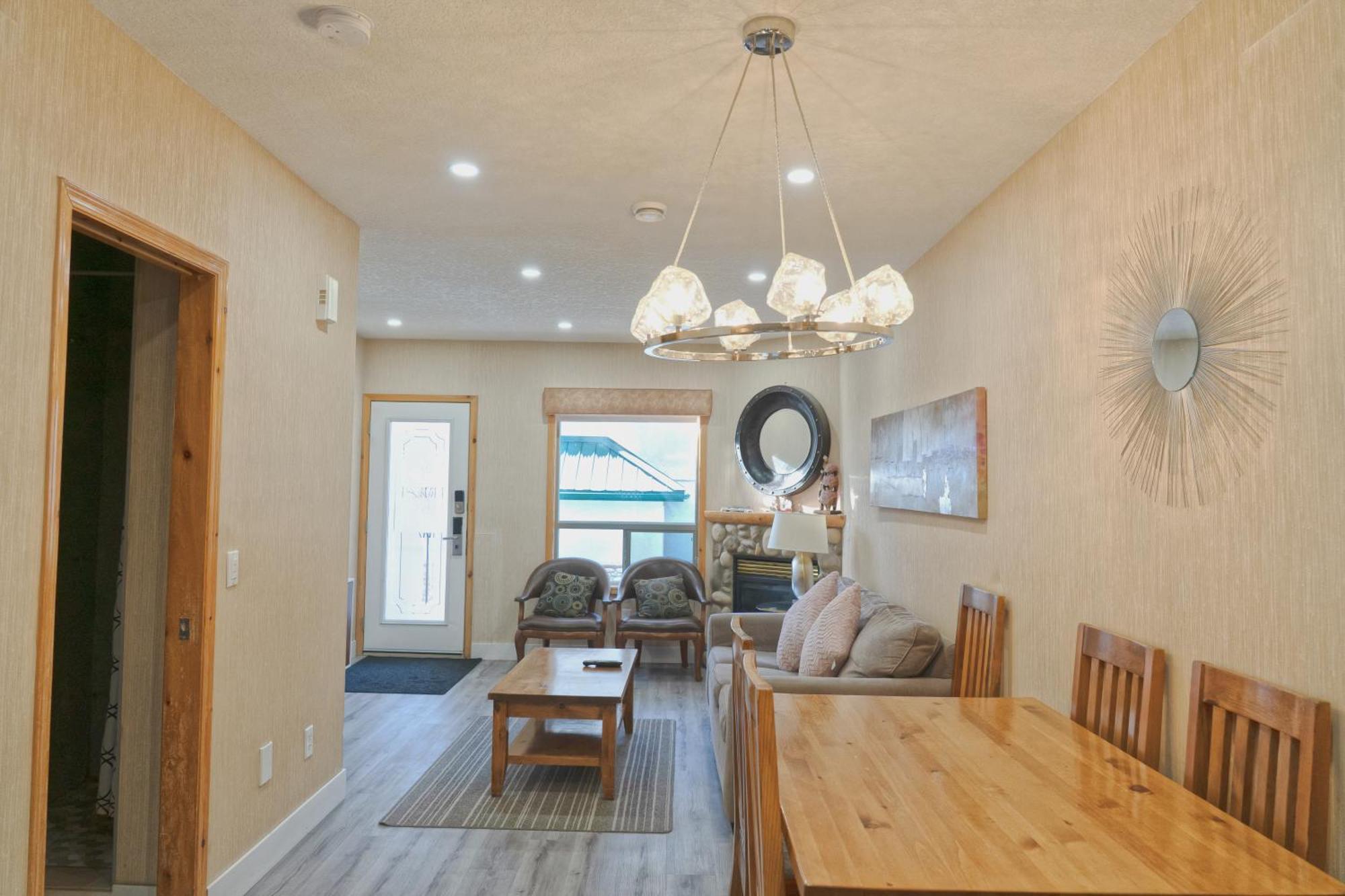 Banff Wood Lodge Канмор Екстериор снимка