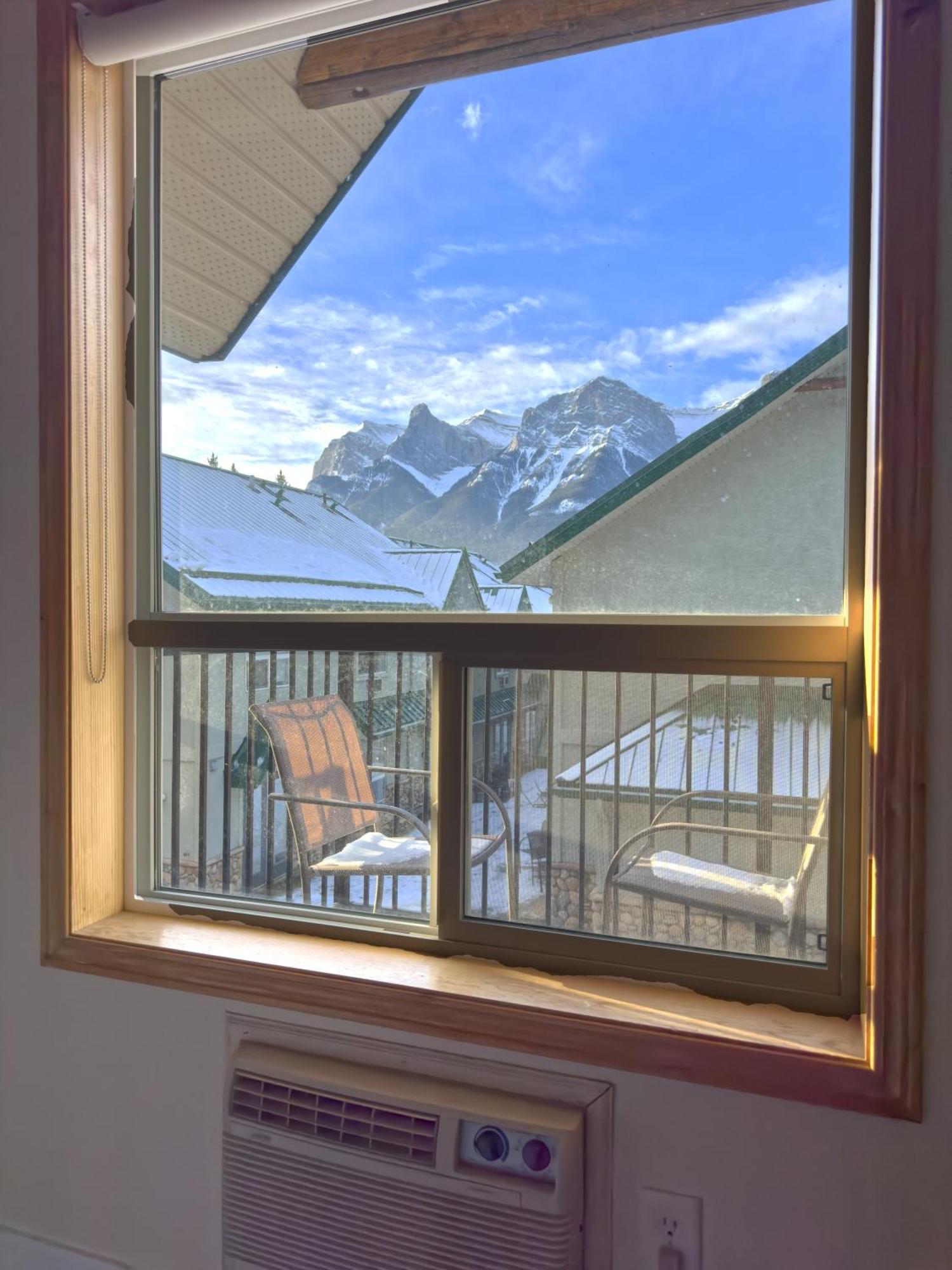 Banff Wood Lodge Канмор Екстериор снимка