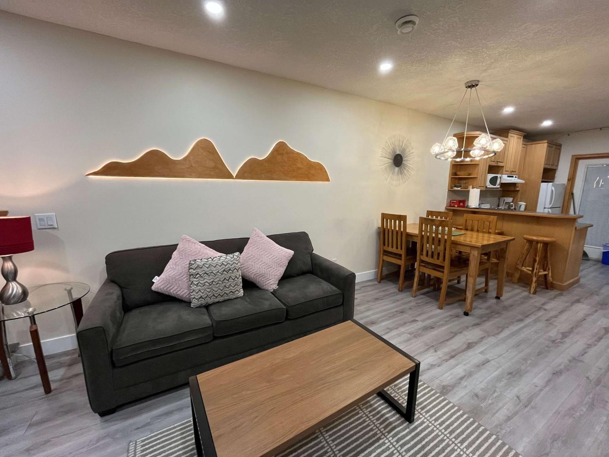 Banff Wood Lodge Канмор Екстериор снимка