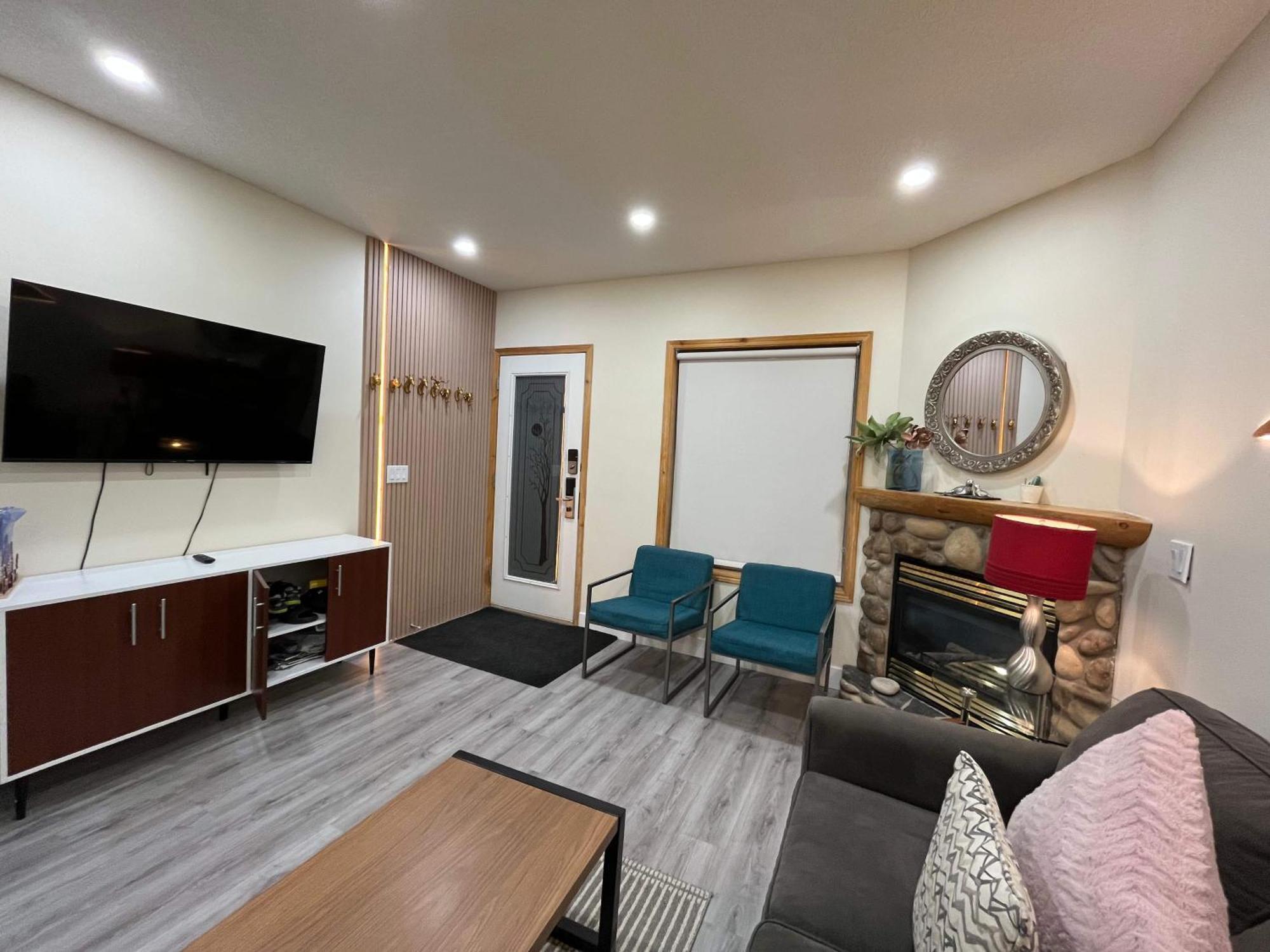 Banff Wood Lodge Канмор Екстериор снимка