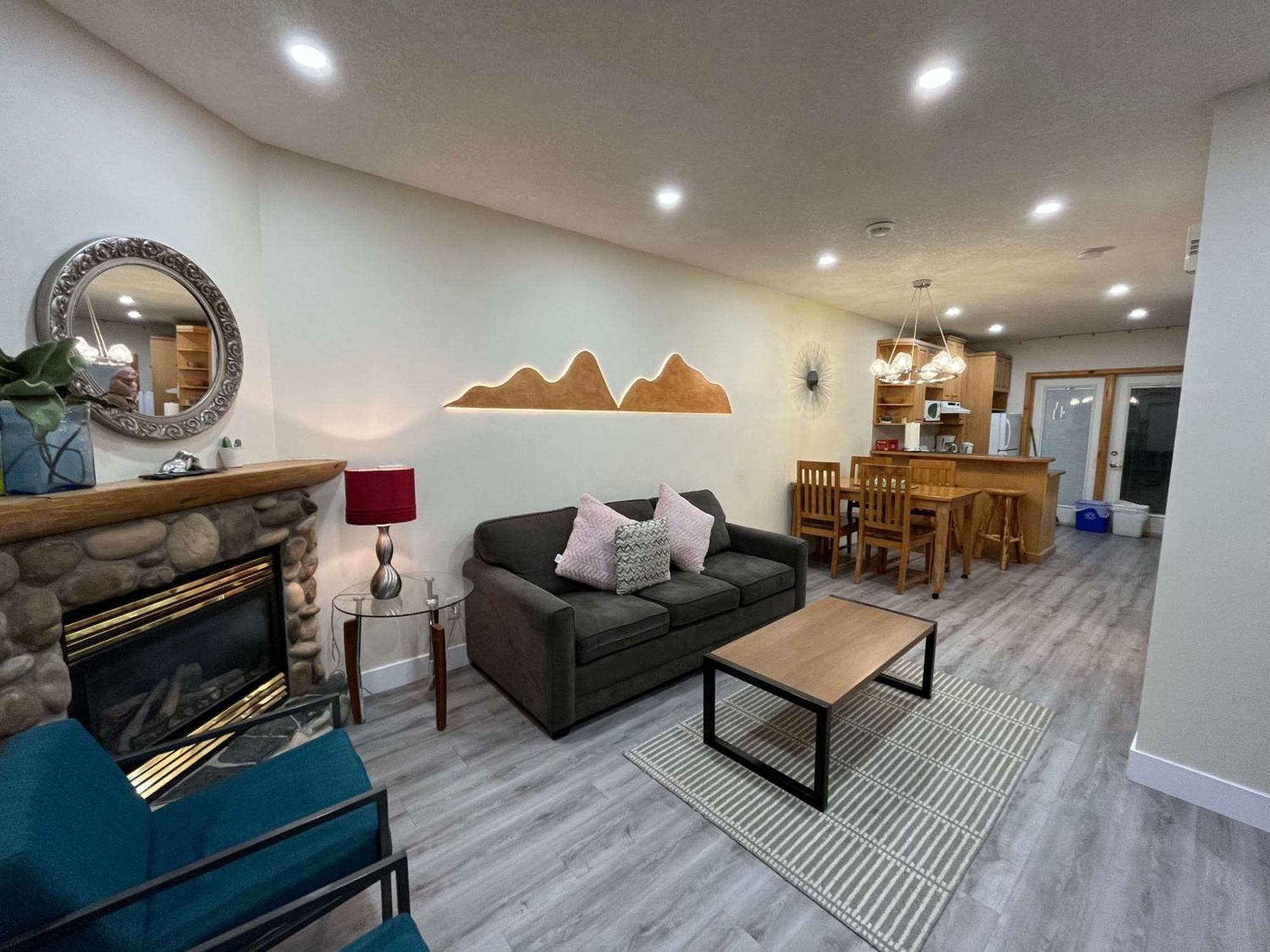 Banff Wood Lodge Канмор Екстериор снимка