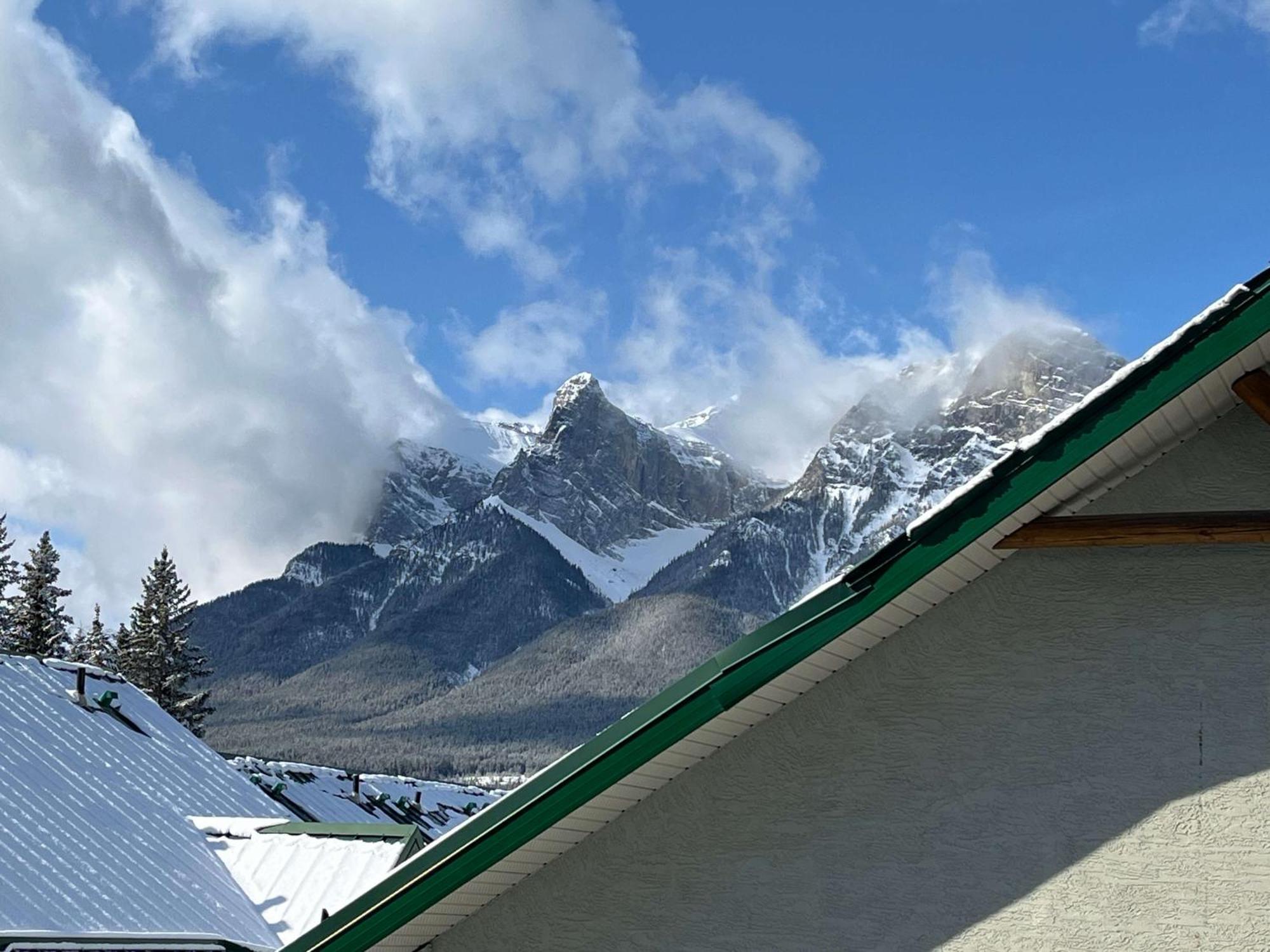 Banff Wood Lodge Канмор Екстериор снимка