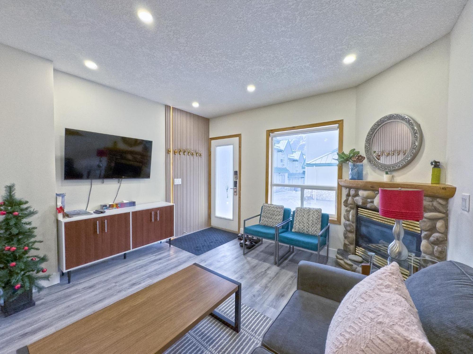 Banff Wood Lodge Канмор Екстериор снимка