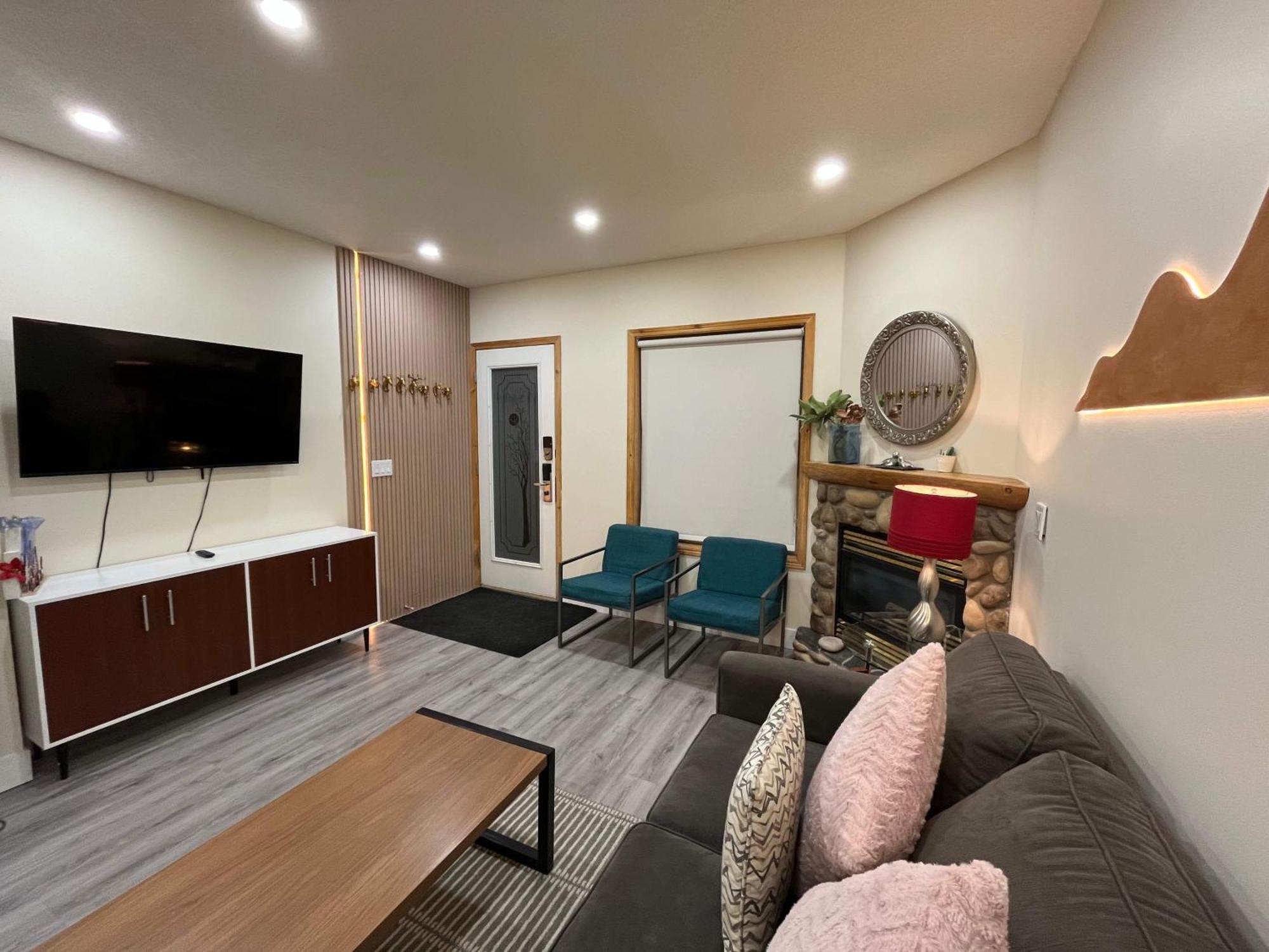 Banff Wood Lodge Канмор Екстериор снимка