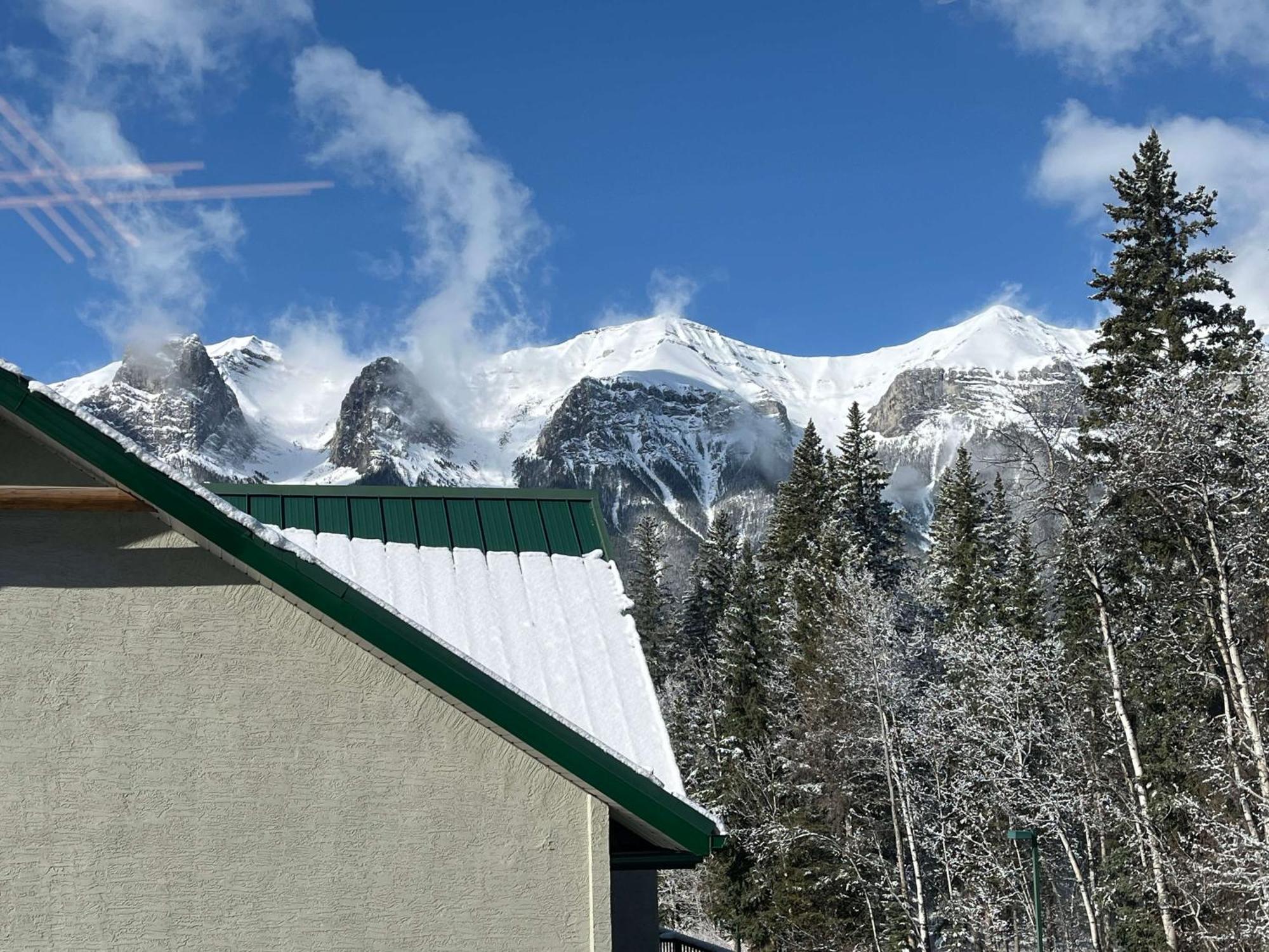 Banff Wood Lodge Канмор Екстериор снимка