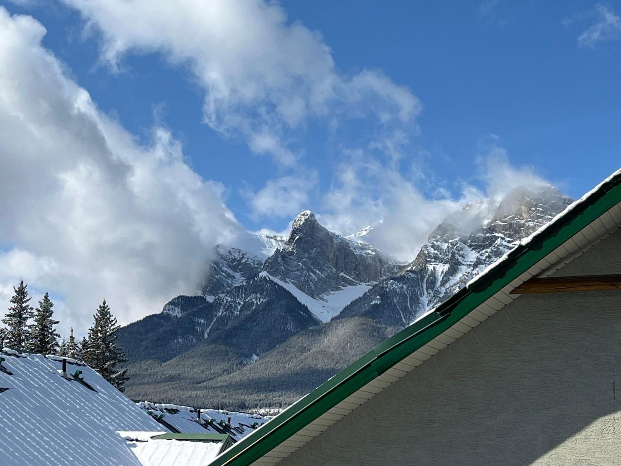 Banff Wood Lodge Канмор Екстериор снимка