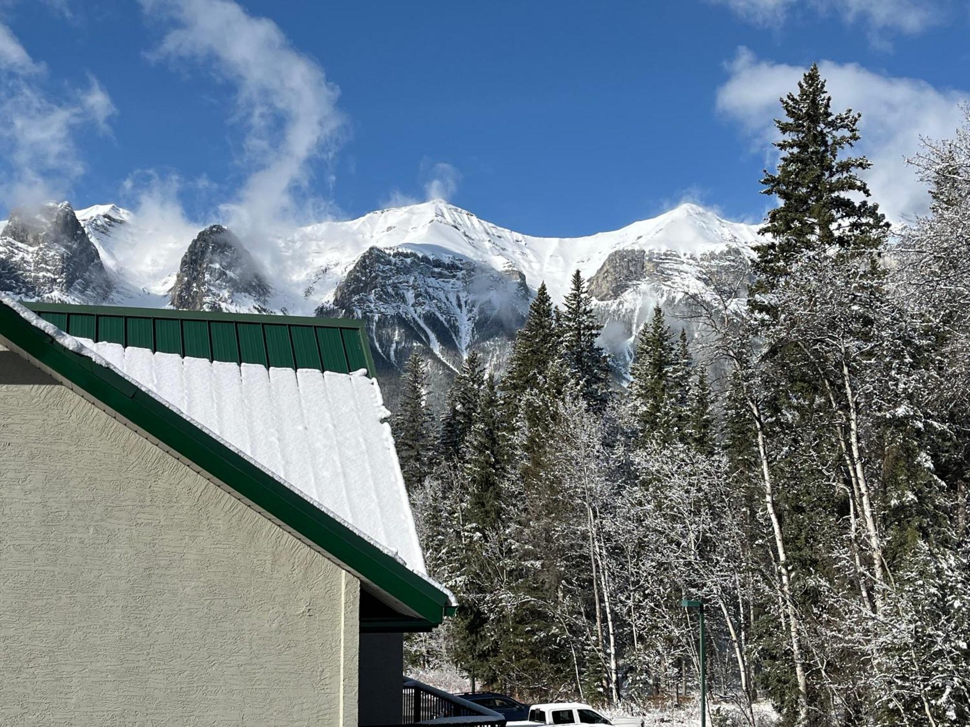 Banff Wood Lodge Канмор Екстериор снимка